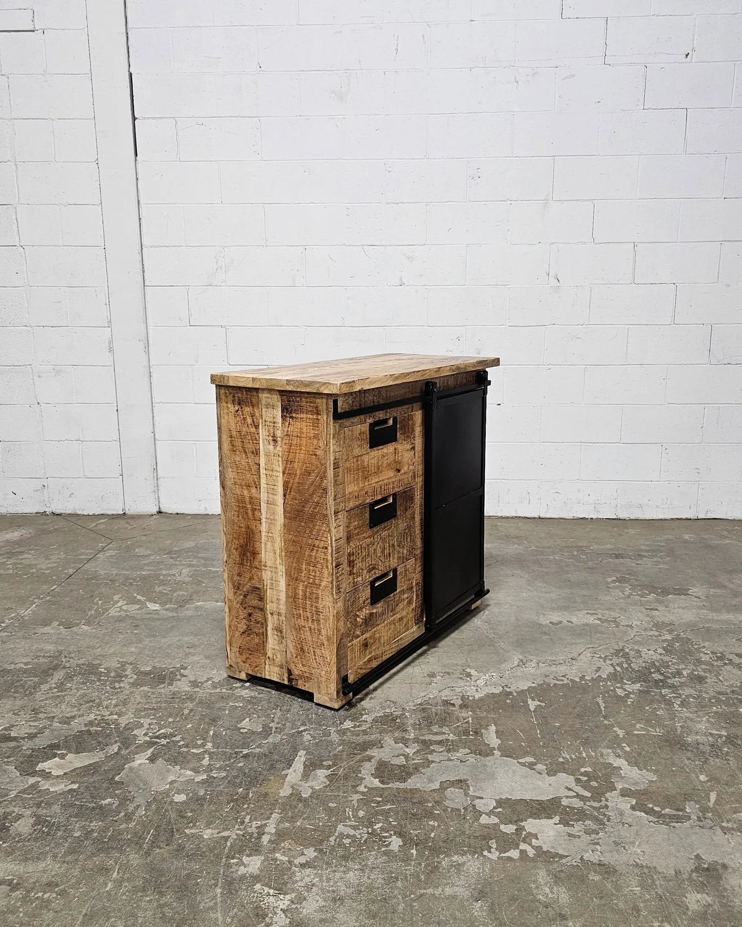 Meuble Commode Raven en bois de manguier porte coulissante en acier noir