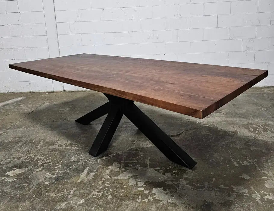 Table à diner patte Spider noir mat avec plateau en bois d'acacia brun