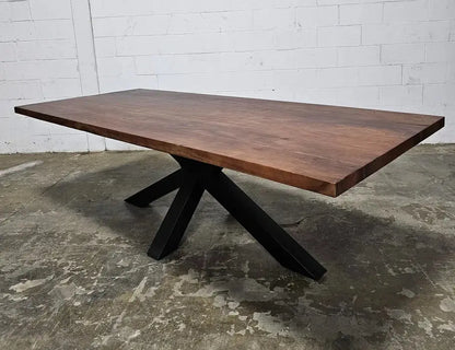 Table à diner patte Spider noir mat avec plateau en bois d'acacia brun