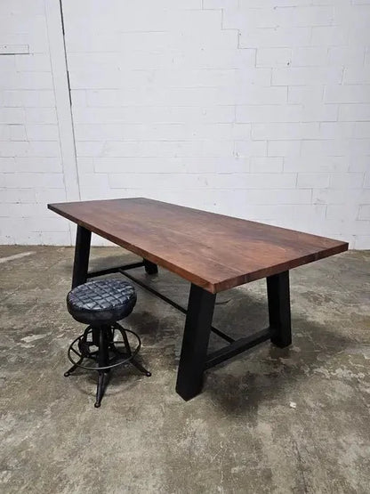 Table à diner industrielle style Établie patte en acier noir avec plateau en acacia